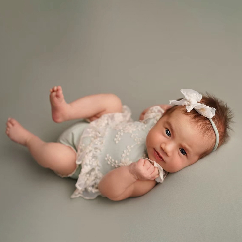 Baby Z Clothing - Verspielter Neugeborenen-Mädchen-Strampler in Pastellgrün mit Spitze